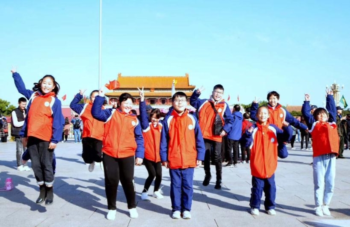 2019年10月临泉医药希望小学14名师生赴京参加“聚力助学，爱心圆梦”活动。