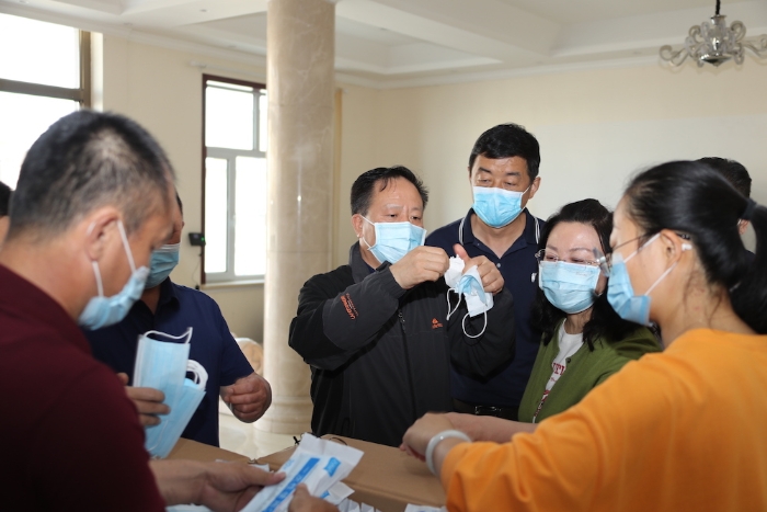 5月1日，新疆维吾尔自治区药监局党组书记、局长张钰祥（左）带队在新疆巨兆辉森卫生用品有限责任公司调研。（马少宾 摄 ）