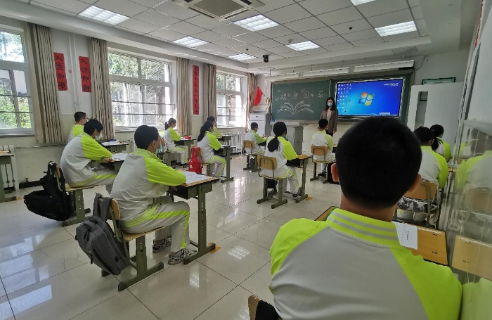北京市二十中学新都校区初三教室，课桌间距一米以上。