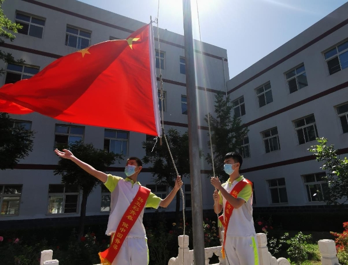 北京市二十中学新都校区升旗仪式。（中国食品药品网记者王晓冬 摄）