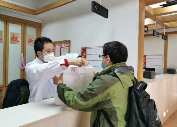 王杉春节假期在办理抗疫应急检验样品受理业务。