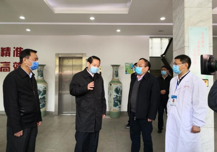 江西省省长易炼红（左二）一行到中心调研注册检验和服务企业复工复产工作情况。（刘一超 摄）