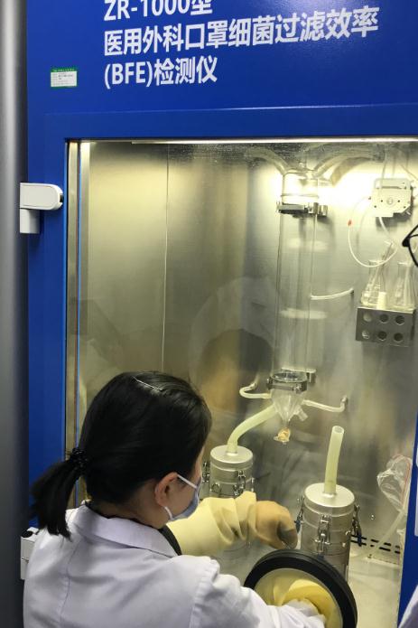 中心工作人员进行口罩细菌过滤效率试验。（丁琦 摄）