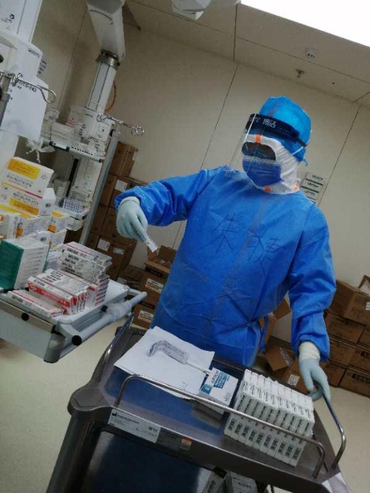 图为朱捷在武汉定点医院“红区”盘点药品照片 