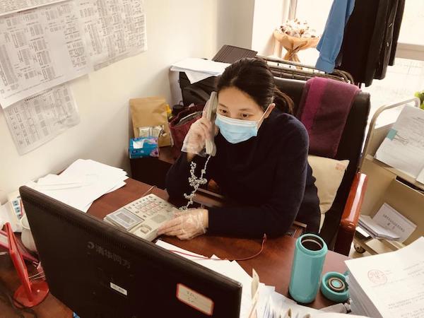 图为袁媛在省政务服务中心窗口工作照片