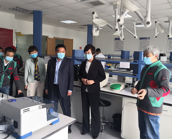 图为吉林省药监局党组书记、局长刘宝芳一行调研企业新型冠状病毒体外诊断产品研发生产情况。