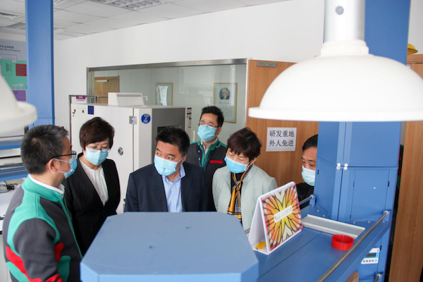 图为吉林省药监局党组书记、局长刘宝芳一行调研企业新型冠状病毒体外诊断产品研发生产情况。