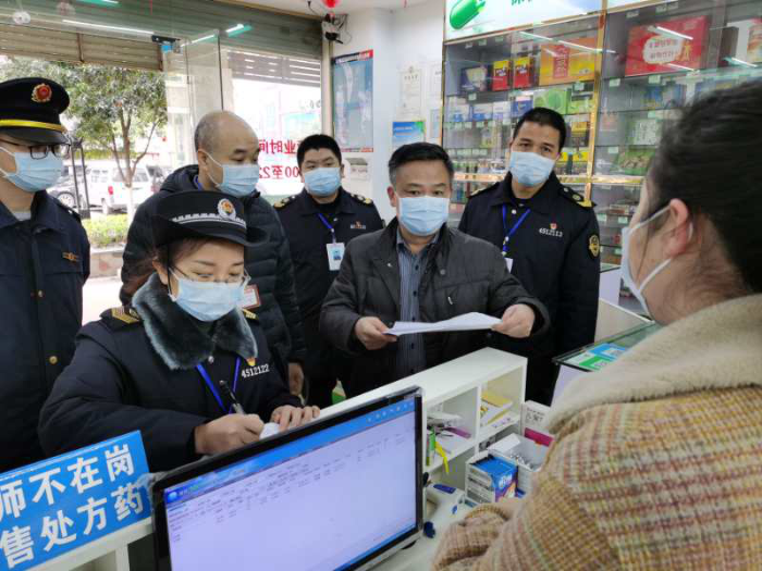 柳州市市场监督管理局党组成员谢军带领相关科室负责人到药店检查疫情防控物资安全