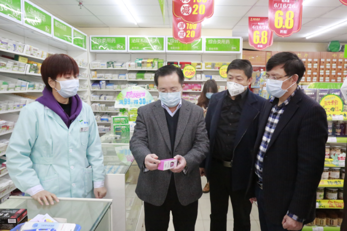 柳州市市场监督管理局党组书记、局长蒋为民带队到药店检查疫情物资保障情况