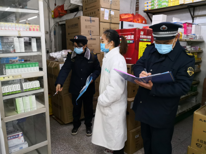 柳州市市场监督管理局执法人员对口罩、消毒用品等疫情防控物质库存情况进行摸排