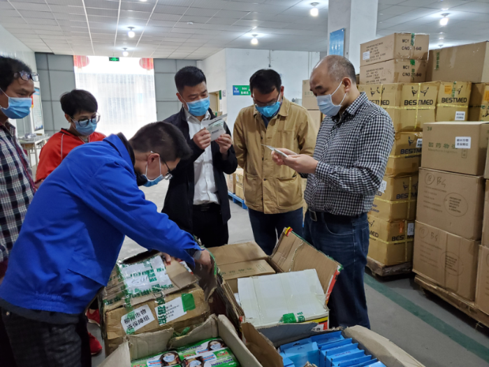 柳州市市场监督管理局联合市工信局对捐赠物资进行现场检查，确保捐赠物资质量安全