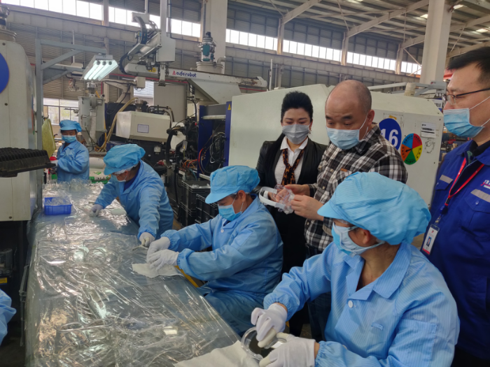 柳州市市场监督管理局到双英集团护目镜生产现场进行技术指导