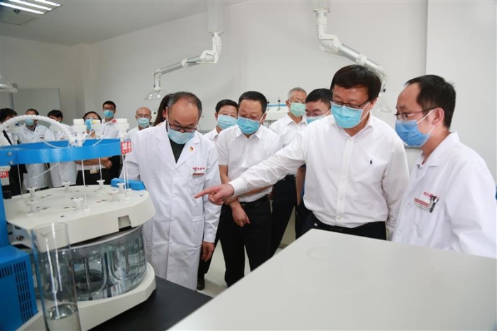 内蒙古自治区副主席欧阳晓晖在自治区药品检验研究院化学药品检验室向工作人员了解仪器设备情况。本报记者杨燕摄