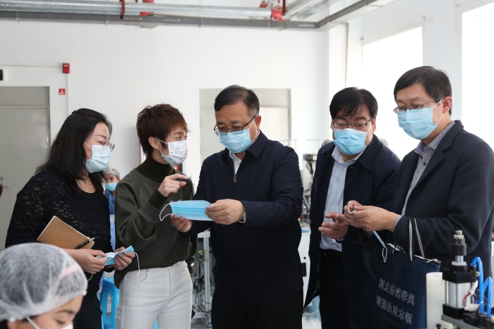 刘洪彬带队检查调研医疗器械生产企业。（马少宾摄）