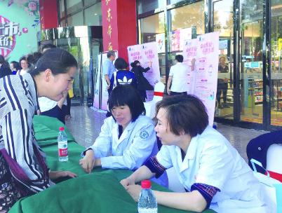 图为天津市药监局组织专业人员向群众讲解安全用妆知识。天津市药监局供图