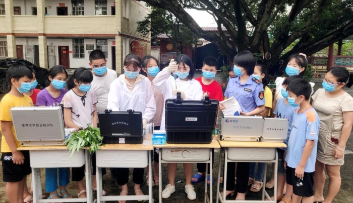 该局检验检测人员正在一学校开展免费检验检测食品