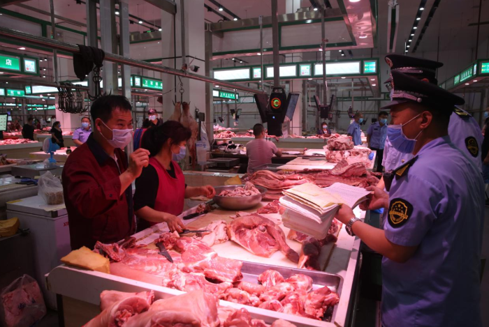 图为顺义区市场监管局执法人员检查水产品、肉类等进货渠道。
