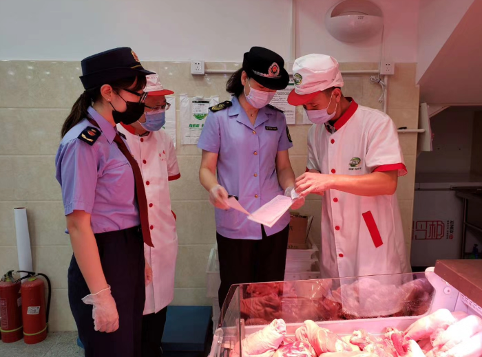 北京东城区市场监管局执法人员线上线下同步检查水产品、肉类。