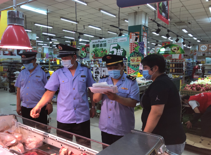 北京东城区市场监管局线上线下同步检查水产品、肉类