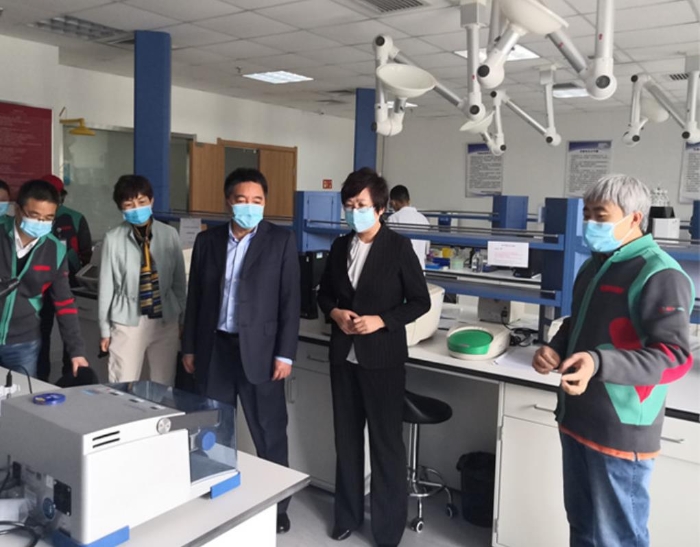 图为吉林省药监局党组书记、局长刘宝芳(右二)调研企业新型冠状病毒体外诊断产品研发生产情况。吉林省药监局供图 图为吉林省药监局党组书记、局长刘宝芳(右二)调研企业新型冠状病毒体外诊断产品研发生产情况。吉林省药监局供图
