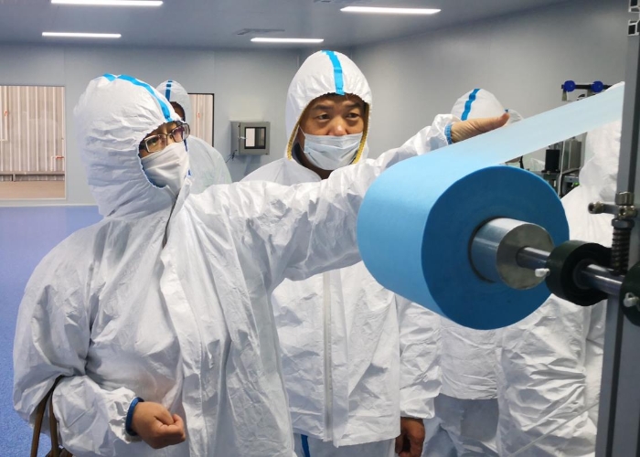 图为吉林检查分局监管人员检查口罩熔喷布质量安全。吉林省 图为吉林检查分局监管人员检查口罩熔喷布质量安全。吉林省