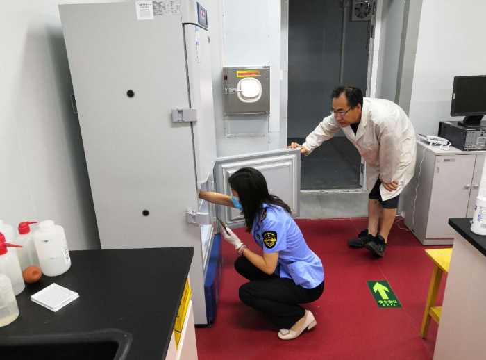昌平区市场监管局执法人员在医疗机构检查核酸检测试剂储存温度。