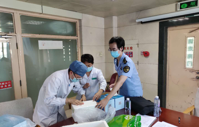 昌平区市场监管局执法人员在医疗机构核对核酸检测试剂进货台账等。