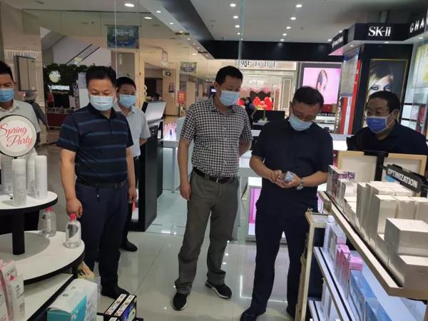 刘洪彬（右二）带队在和田地区检查化妆品。