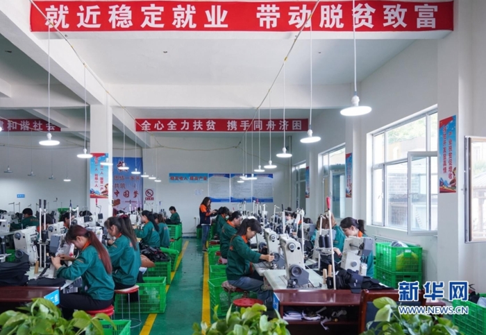 位于甘肃省临夏市的临夏州凯琳鞋业扶贫车间，女工们正在赶制鞋样。新华网 肖和勇 摄