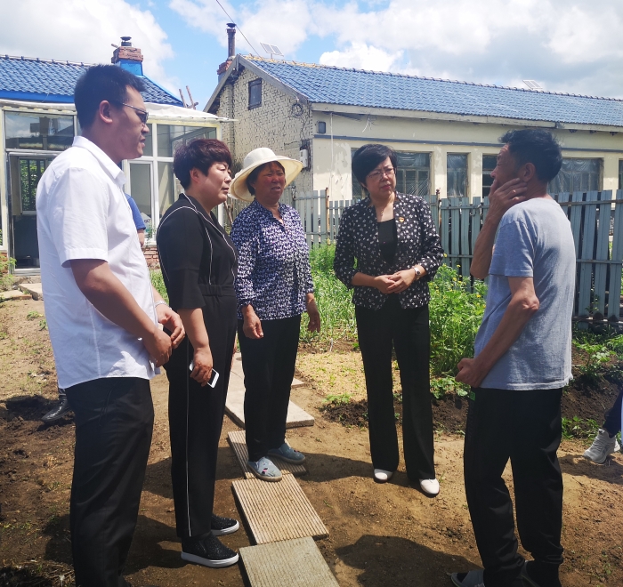 图为吉林省药监局党组书记、局长刘宝芳（右二）慰问并详细询问贫困户脱贫情况。