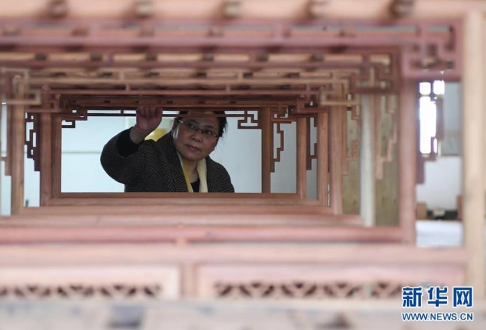 　在苏州吴中区光福镇一家家具厂，工艺美术师周雪英在查看红木家具半成品（2019年3月13日摄）。 新华社记者 季春鹏 摄