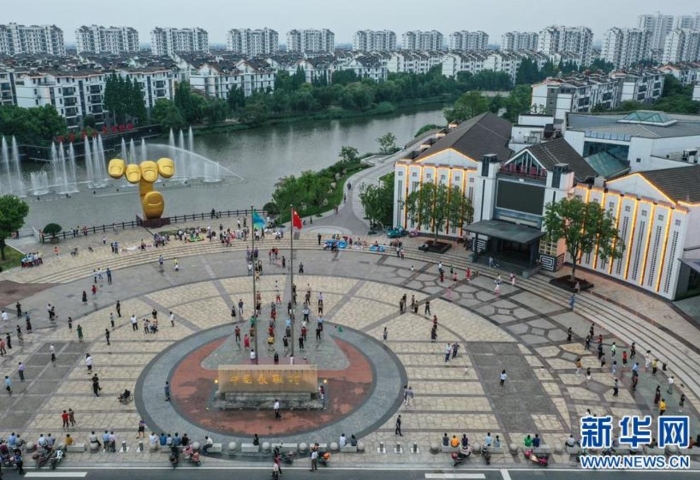 6月19日，居民在江苏张家港永联村的广场跳舞（无人机照片）。新华社记者 杨磊 摄