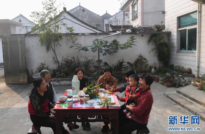 　苏州市吴江区开弦弓村村民周小芳（左四）在家中庭院开茶会（2018年10月23日摄）。该村保留着妇女开茶会的习俗，邻里之间轮流举办茶会，喝茶话事、交流见闻。 新华社记者 季春鹏 摄