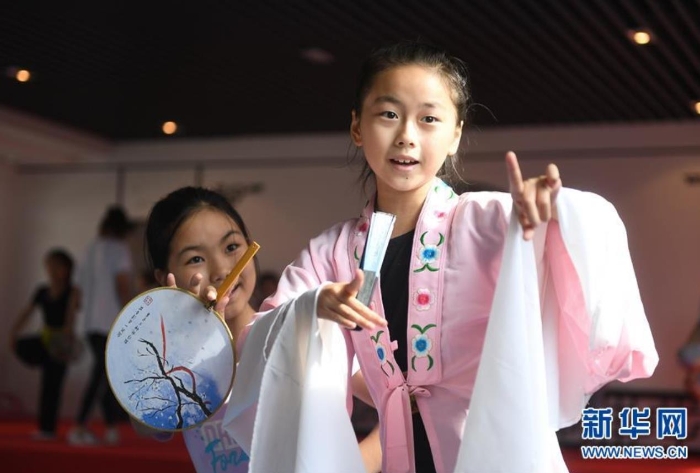 在昆山市千灯中心小学，小昆班的孩子在练习基本功（2019年8月25日摄）。 新华社记者 季春鹏 摄