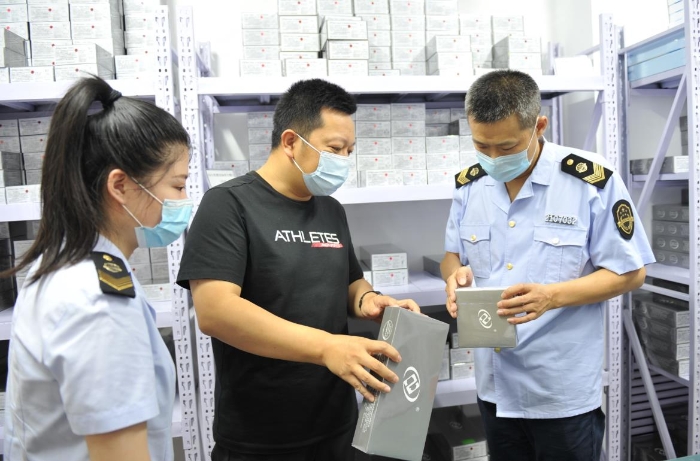 图为该局工作人员在锦州市同兴商贸有限公司检查医疗器械产品储存条件是否符合标签和说明书的标示要求
