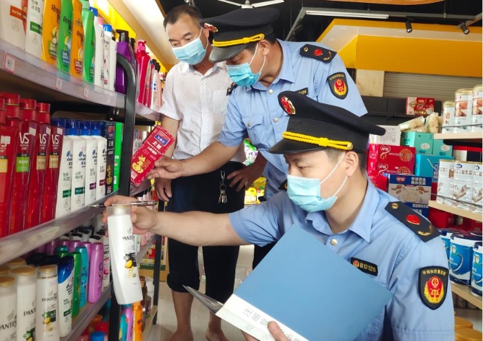 图为7月13日该局执法人员正在一乡镇检查农村化妆品市场。