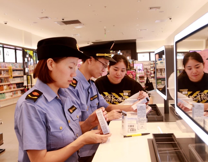 图为7月14日，该局执法人员在城南一家化妆品专营店进行检查。