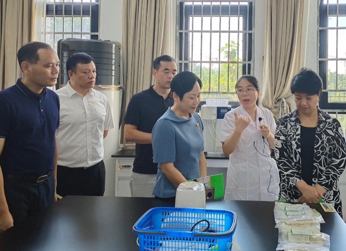 7月13日，永州市副市长李旦梅（右一）调研市食品质量安全监督检测检验中心