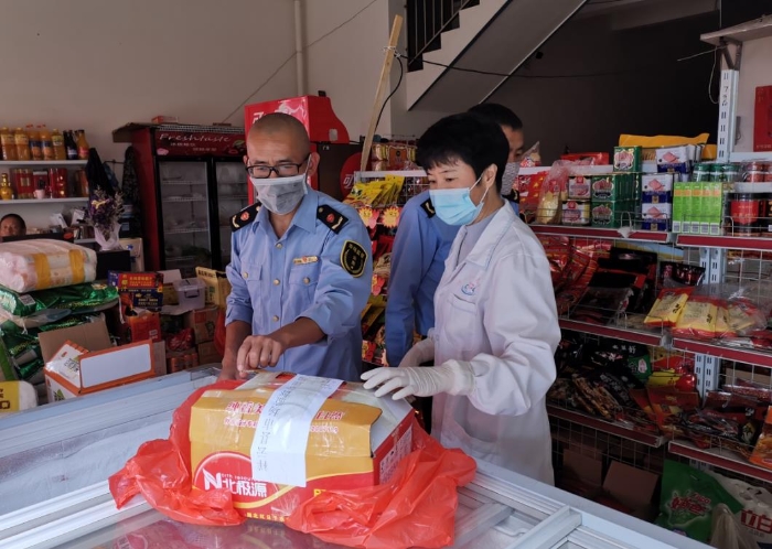 7月14日，祥云县市场监管局祥城片区分局执法人员下架封存一家超市经营的“问题虾”