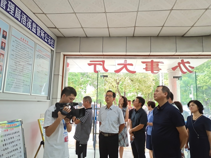 7月20日，省市场监管局副局长李沐（右二）一行在祁阳县浯溪市场监管所调研