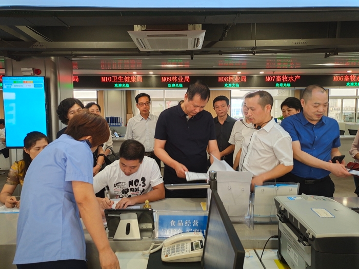 7月20日，省市场监管局副局长李沐（中）一行在祁阳县政务服务中心市场监管局窗口调研