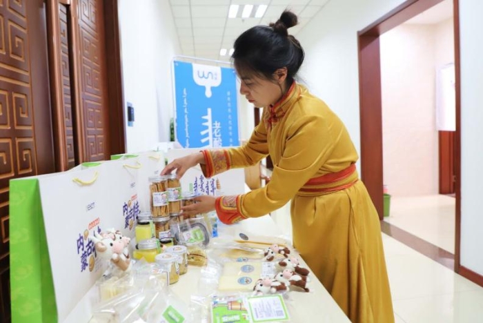 传统奶制品手工坊代表在发布会现场设置展台。中国食品药品网记者杨燕摄