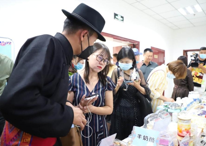 传统奶制品手工坊代表接受记者采访。中国食品药品网记者杨燕摄