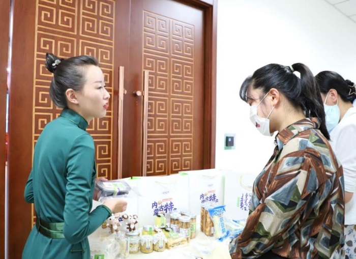 传统奶制品手工坊代表向参会人员介绍奶制品情况。中国食品药品网记者杨燕摄