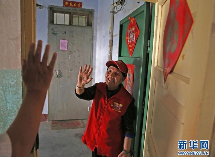王兰花在探望裕西社区老党员后挥手告别（6月23日摄）。新华社记者 贾浩成 摄