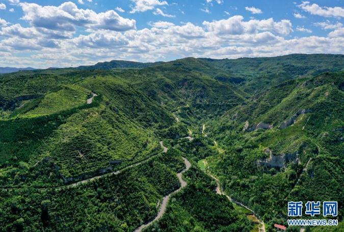 这是7月19日拍摄的太原西山地区的玉泉山（无人机照片）。 新华社记者 曹阳 摄