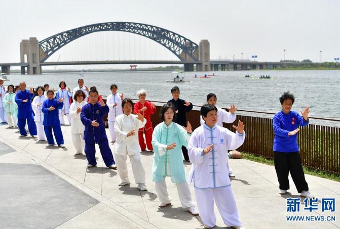 太原市民在汾河太原城区晋阳桥段附近锻炼身体（5月12日摄）。 新华社记者 曹阳 摄