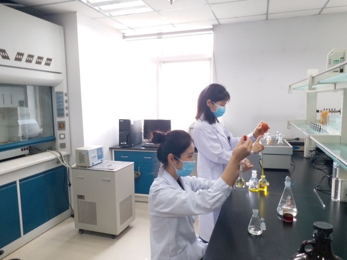 陕西省食品药品监督检验研究院技术人员正在进行药品检验