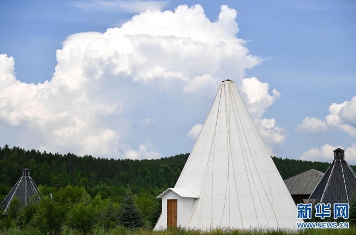 这是7月14日拍摄的敖鲁古雅鄂温克族乡里现代风格的“撮罗子”。 新华社记者 贝赫 摄