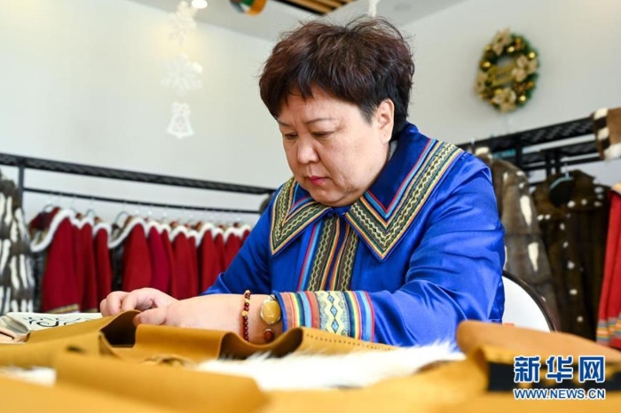 德柯丽在位于敖鲁古雅鄂温克族乡的工作室中制作兽皮衣（5月31日 摄） 新华社记者 贺书琛 摄